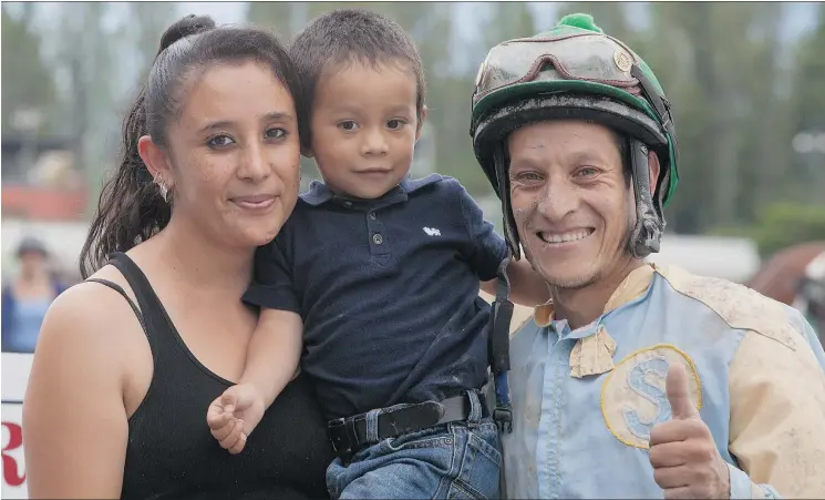  ?? — PATTI TUBBS/SPECIAL TO THE PROVINCE ?? Former leading jockey Amadeo Perez, shown with wife Anna and son Mizael, is now back riding in fine form at Hastings Racecourse. Perez was forced to miss the first nine weeks of competitio­n due to changes with immigratio­n rules.