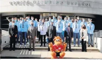  ?? JUAN CARLOS HIDALGO / EFE ?? La foto de familia de la selección en la sede del Comité Olímpico Español.