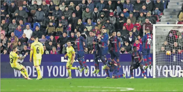  ??  ?? GOLAZO. Aleix García logró de falta directa, el pasado viernes, su primer tanto del curso con el Girona y sirvió para que el conjunto rojiblanco sumara un punto ante el Levamte.