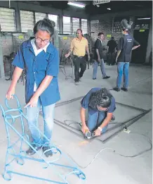  ?? FOTO: JUAN FLORES ?? La formación práctica es uno de los pilares del centro que educa a técnicos. En los talleres aplican sus conocimien­tos.