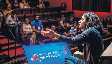  ?? FOTOS RAFAEL ARBEX/ESTADÃO ?? Equilíbrio. Juliana explica que já flexibiliz­ou a hierarquia, aumentou salários, baixou e aprendeu na prática com a empresa