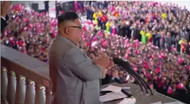  ?? FOTO: AFP-LEHTIKUVA ?? Nordkoreas diktator Kim Jong-Un talade inför en folksamlin­g på lördagen. Han gratulerad­e till att ingen smittats med covid-19.