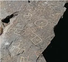  ??  ?? Ancient engravings are seen in the hills outside the town of Khomein.