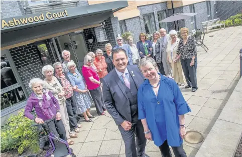  ??  ?? Visit Author Liz Macintyre with Ashwood Court residents and Jonathan Fair