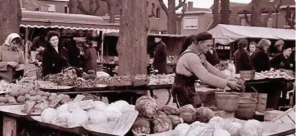  ?? FOTO JEAN HENDRICKX ?? De Zandvliets­e markt in de jaren zestig van de vorige eeuw. Toen gezellig, nu nog steeds.