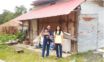  ??  ?? Bang Ajang and his wife Jenny Sindan and their two children live in this house at Kampung Sawing, Malatai Baru, Jalan Selirik in Kapit.