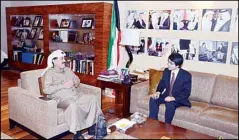  ?? Photo by Iehab Qurtal ?? Editor-in-Chief of the Arab Times and Al-Seyassah newspapers Ahmed Al-Jarallah, received in his office Thursday, Shimmura Izuru, Minister-Counsellor and Deputy
Chief of Japan’s Mission in Kuwait.