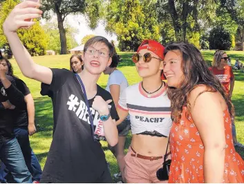  ?? JIM THOMPSON/JOURNAL ?? La Cueva High School student Ruth Clark, left, and former student Sabrina Falkowsky, right, take a photo with Emma Gonzalez, a Marjory Stoneman Douglas massacre survivor and activist.