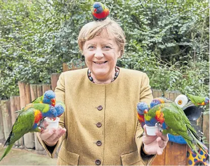  ?? Ap ?? Merkel visitó ayer un parque de aves en Marlow, Alemania