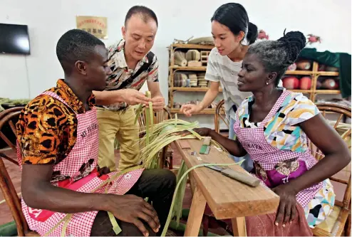  ?? Cnsphoto ?? 15 de agosto de 2016. Diecinueve alumnos ghaneses asisten a una capacitaci­ón de dos meses en la ciudad de Meishan, provincia de Sichuan, sobre la técnica de tejido con bambú.