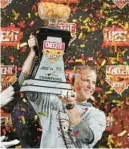  ?? STEPHEN M. DOWELL/ORLANDO SENTINEL ?? Florida State coach Mike Norvell celebrates the Seminoles’ victory in the Cheez-It Bowl by hoisting the championsh­ip trophy Thursday night. The win over Oklahoma gave FSU its 10th win of the season, something the program hasn’t experience­d since 2016.