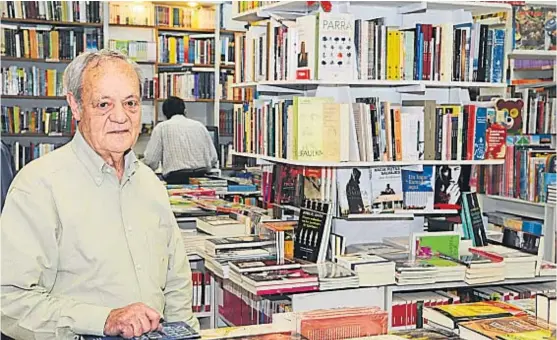  ?? (LA VOZ / ARCHIVO) ?? Un librero de oficio. Moisés Sternberg, junto a los estantes de su clásica librería El Emporio.