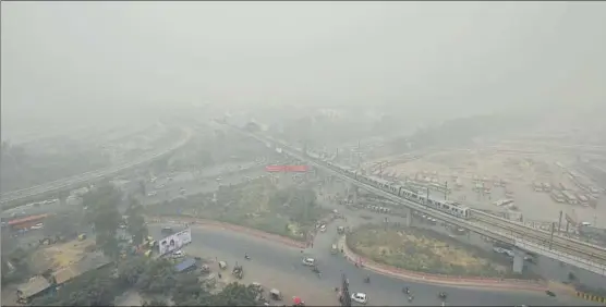  ?? RAVI CHOUDHARY/HT PHOTO ?? Anand Vihar on Tuesday noon. Experts said unfavourab­le meteorolog­ical conditions aggravated the pollution levels across the National Capital Region.