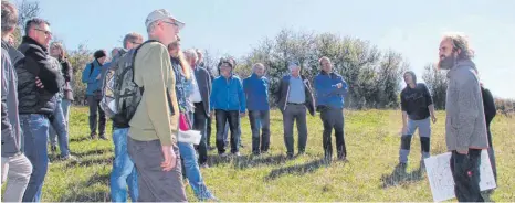  ?? SZ-FOTOS: PRANDL ?? Schäfer Sven de Vries (r.) führt eine Gruppe über den Allmending­er Büchelesbe­rg und erzählt von seinem Alltag.