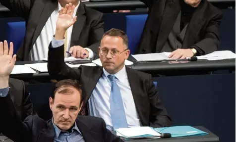  ?? Foto: Bernd von Jutrczenka, dpa ?? Angekommen: Peter Felser (Mitte) ist stellvertr­etender Vorsitzend­er der AfD Fraktion im Bundestag.