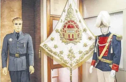  ?? EL PERIÓDICO ?? En el centro Alcazaba Uniformes de la Policía Local de Mérida que exhibe la exposición. ▷