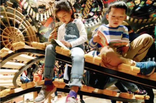  ?? VCG ?? Children enjoy books in a fairyland-like bookstore.