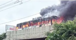  ??  ?? Bus torched in Chakan