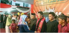  ??  ?? KEBINEKAAN: Sejumlah tokoh lintas agama menghadiri pembukaan pentas seni lintas iman di halaman Gereja Katolik ST Stefanus kemarin.