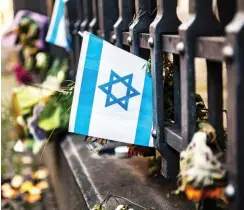  ?? Foto: dpa/Paul Zinken ?? Solidaritä­tsbekundun­gen am Zaun der Neuen Synagoge Berlin