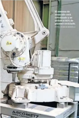  ?? FOTOS: JAVIER M. MANSILLA ?? El sistema de ensacado está robotizado y se utiliza el 60% de plástico reciclado.