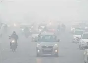  ?? YOGENDRA KUMAR/HT FILE ?? Vehicles move amid heavy fog on the Delhi-gurugram Expressway, in Gurugram on December 30.