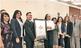  ?? ELSA MARTHA GUTIÉRREZ ?? La alcaldesa María Elena Limón recibió el distintivo