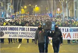  ?? XAVIER GÓMEZ ?? La manifestac­ió de policies va discórrer pel centre de Barcelona