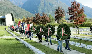  ??  ?? Commemoraz­ione Le corone-ricordo per le vittime del disastro ieri al cimitero di Fortogna