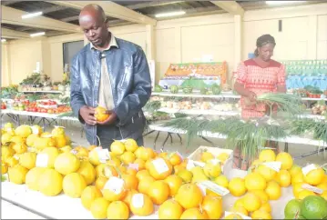  ?? — ?? Agri-Produce committee members Mr Solomon Mudzamiri (left) and Mrs Martha Machera inspect agricultur­al produce on display at the Zimbabwe Agricultur­al Show in Harare yesterday. (Picture by Kudakwashe Hunda)