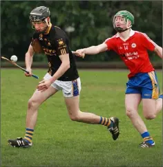  ??  ?? Shane Doyle of Munna Abbáin Gaels tries to avoid Ben O’Connor.