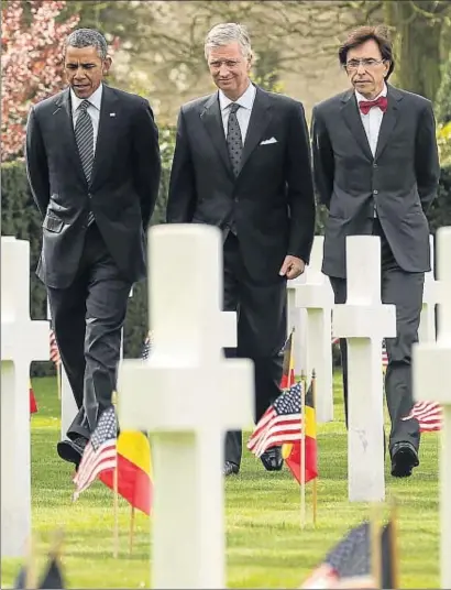  ?? OLIVIER HOSLET / REUTERS ?? Obama, el rei Felip i Elio Di Rupo, ahir al cementiri de soldats dels Estats Units a Waregem