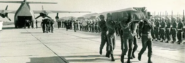  ??  ?? Queen’s Cobras volunteer soldiers are carried to their final resting place by their comrades at Don Mueang airport on Aug 28, 1968.
