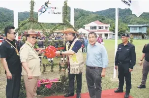  ??  ?? BERSUKAN: Awang Tengah (tiga kiri) bersama Stanley (kiri), Henry dan Mutang merasmikan Sukan Sempadan dan Jelajah Kepengguna­an di Ba’Kelalan semalam.