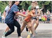  ?? FOTO: MATZERATH ?? Mit viel Einsatz, aber mit ebenso viel Fairness kämpften die Grundschül­er auf dem Platz um den Sieg.