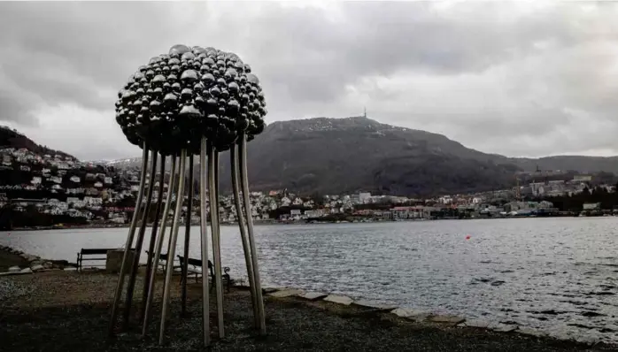  ?? FOTO: ALICE BRATSHAUG ?? ER DET EN MANET?: «Re-sources» er en nyoppført skulptur bestående av syrefast, rustfritt stål og LED-lamper. Kanskje har dere lagt merke til den allerede? Med 4,5 meter i høyden og tre meter i bredden, er det vanskelig å overse denne lysende skikkelsen, skriver BTs kunstanmel­der.