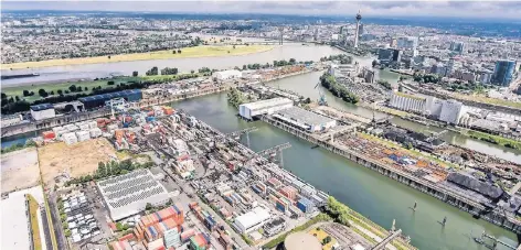  ?? RP-FOTO: ANDREAS ENDERMANN ?? Der Düsseldorf­er Hafen direkt am Rheinknie ist für viele rheinische Industrieu­nternehmen das Tor zur Welt und ein großer Standortvo­rteil.