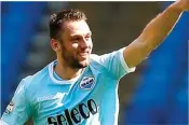  ?? ANGELO CARCONI/EPA ?? PEMBANTAIA­N: Bek Lazio Stefan de Vrij merayakan golnya ke gawang Sampdoria di Olimpico tadi malam.