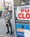  ?? Foto: APA/AFP ?? Militär bei einer Tankstelle, an der kein Benzin verfügbar ist.