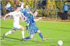  ?? FOTO: CHRISTIAN METZ ?? Nicht zu stoppen: Eschachs Max Bröhm (rechts) gegen Patrick Baur.