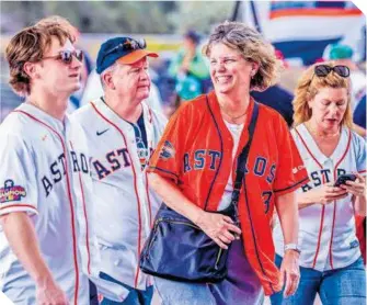  ?? ?? Familias completas de Houston hicieron el viaje a México.