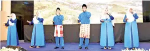  ??  ?? PERSEMBAHA­N nasyid daripada perwakilan yang hadir.