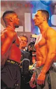  ?? FOTO: AFP ?? Anthony Joshua und Wladimir Klitschko beim traditione­llen Staredown vor dem Kampf.