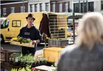  ??  ?? Arnaud’s stedmoderb­lomster haenger med naebbet. Selv er han glad for livet, ’Nordfrankr­ig er bedre end sit rygte. Jeg er tilfreds med livet og venter mig meget af Marine’, smiler blomsterha­ndleren.