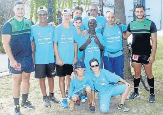  ??  ?? Les jeunes du centre de Sapiac en attendant Haka à Eurythmie en compagnie de deux joueurs de L’USM.