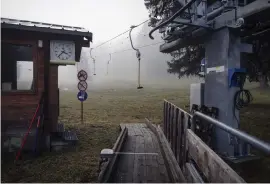  ?? BILD: LAURENT CIPRIANI ?? Stängd skidlift till följd av snöbrist i Le Revard i de franska alperna i januari förra året.