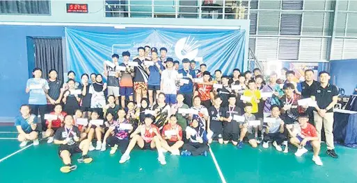  ?? ?? SYABAS: Para peserta Kejohanan Badminton Remaja Sarawak Energy merakamkan gambar kenangan bersama.