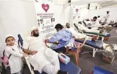  ?? Virendra Saklani/Gulf News ?? Dawood Bohra community members donating blood at a blood donation camp at Bohra Masjid.