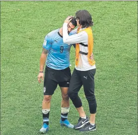  ?? FOTO: AP ?? Luis Suárez, consolado por Edinson Cavani tras la eliminació­n de Uruguay