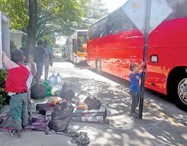  ?? ÁLVAREZ ?? Lo único que consiguier­on los indígenas desplazado­s fueron tres autobuses de transporte turístico para su traslado/selene